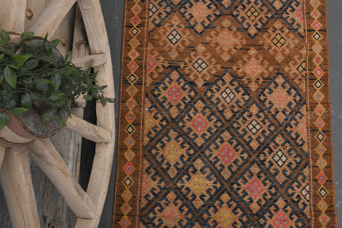 Vintage yolluk 85x410 cm – turuncu ve kahverengi ikat desenli, el dokuma