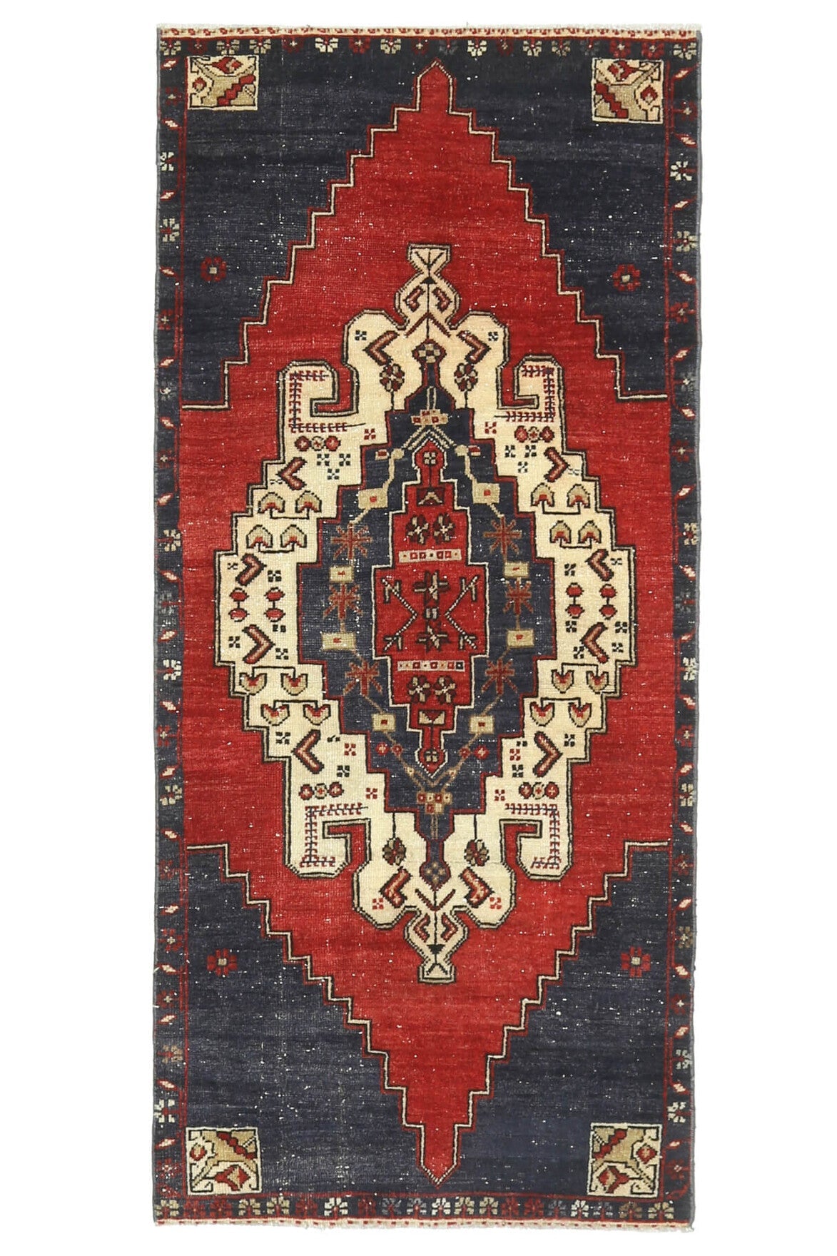 El yapımı vintage halı 91x198 cm oryantal desenli yün - ışık altında renk detayı