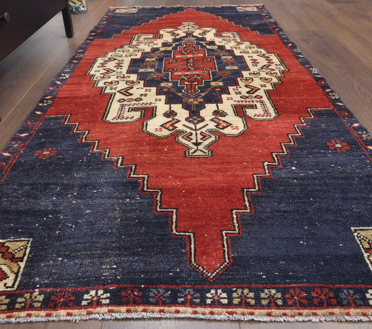 El yapımı vintage halı 91x198 cm oryantal desenli yün - yakın çekim doku detayı