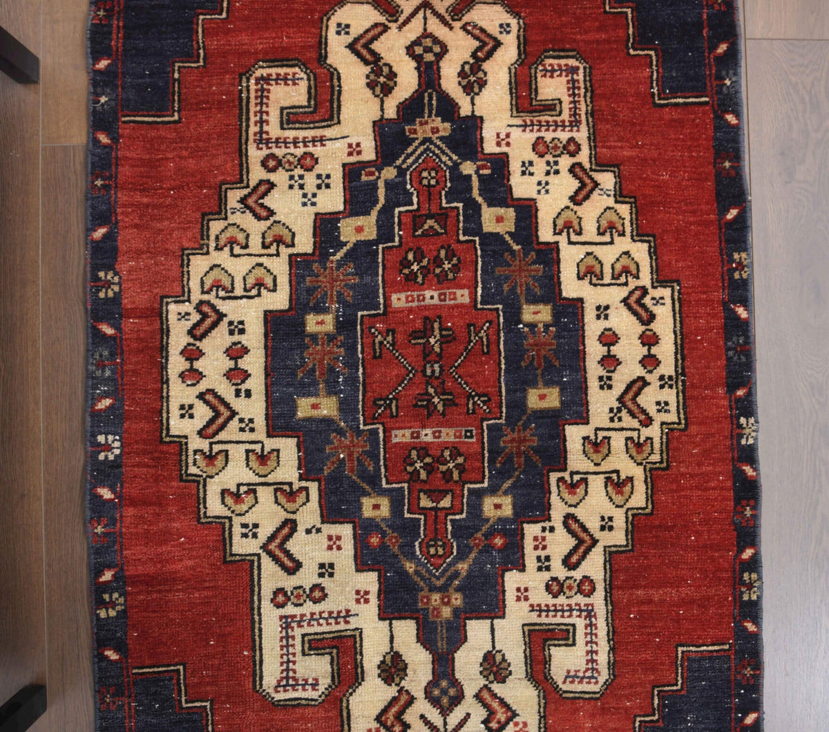 El yapımı vintage halı 91x198 cm oryantal desenli yün - kenar ve saçak detayı