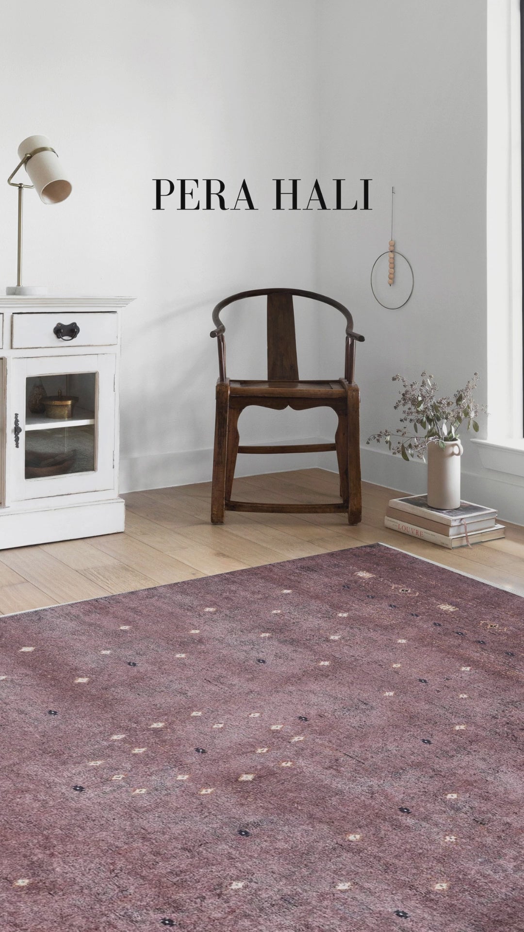 Video laden: Rotbrauner Uşak-gemusterter Kelim-Teppich