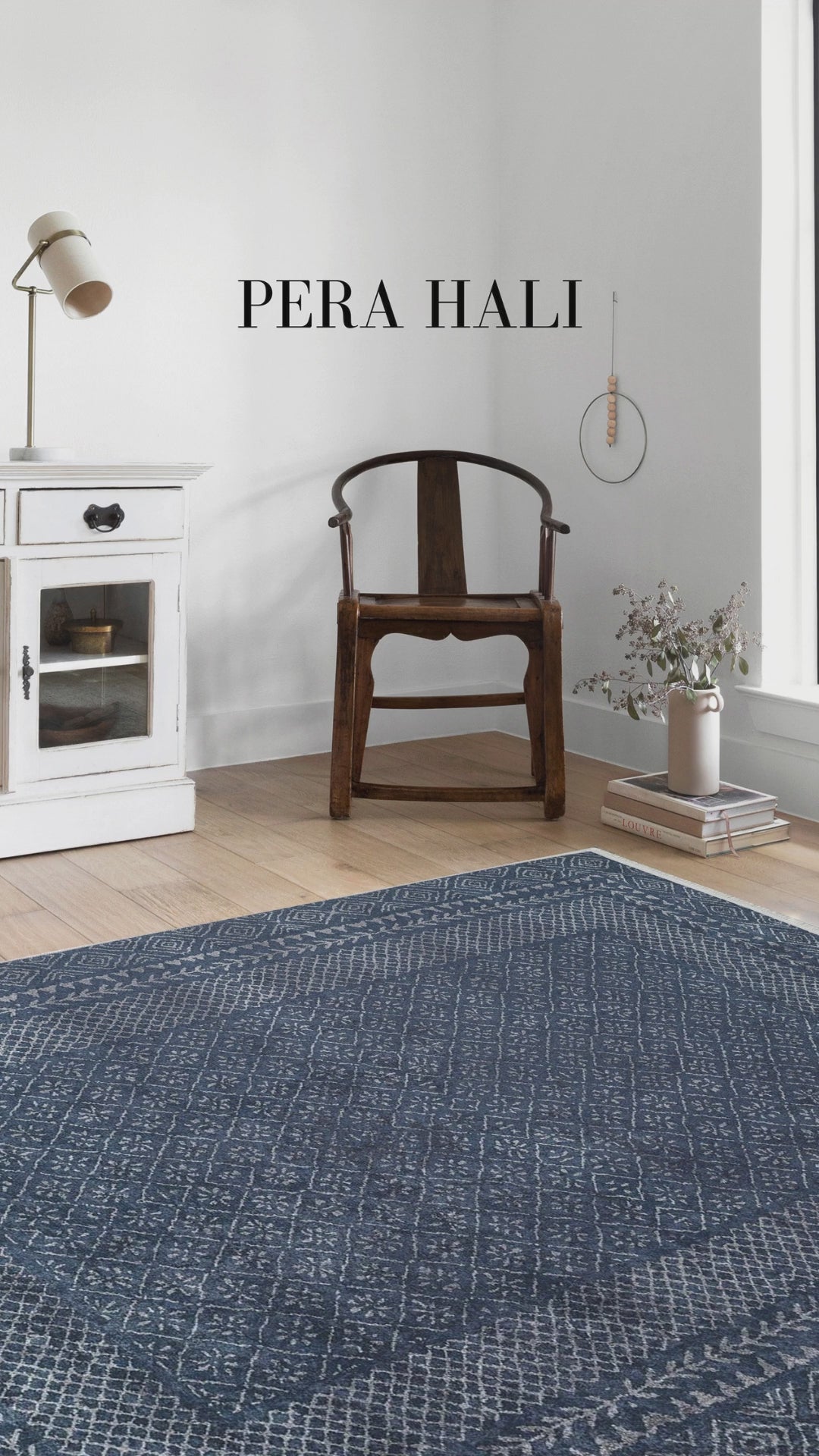 Video laden: Marineblauer Teppich mit geometrischem Muster