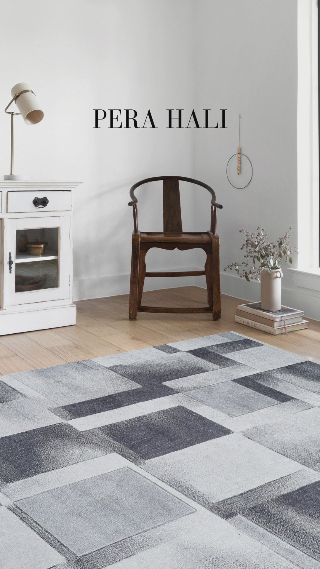 Video laden: Blassrosa, cremebeige, geometrisch gemusterter Kelim-Teppich