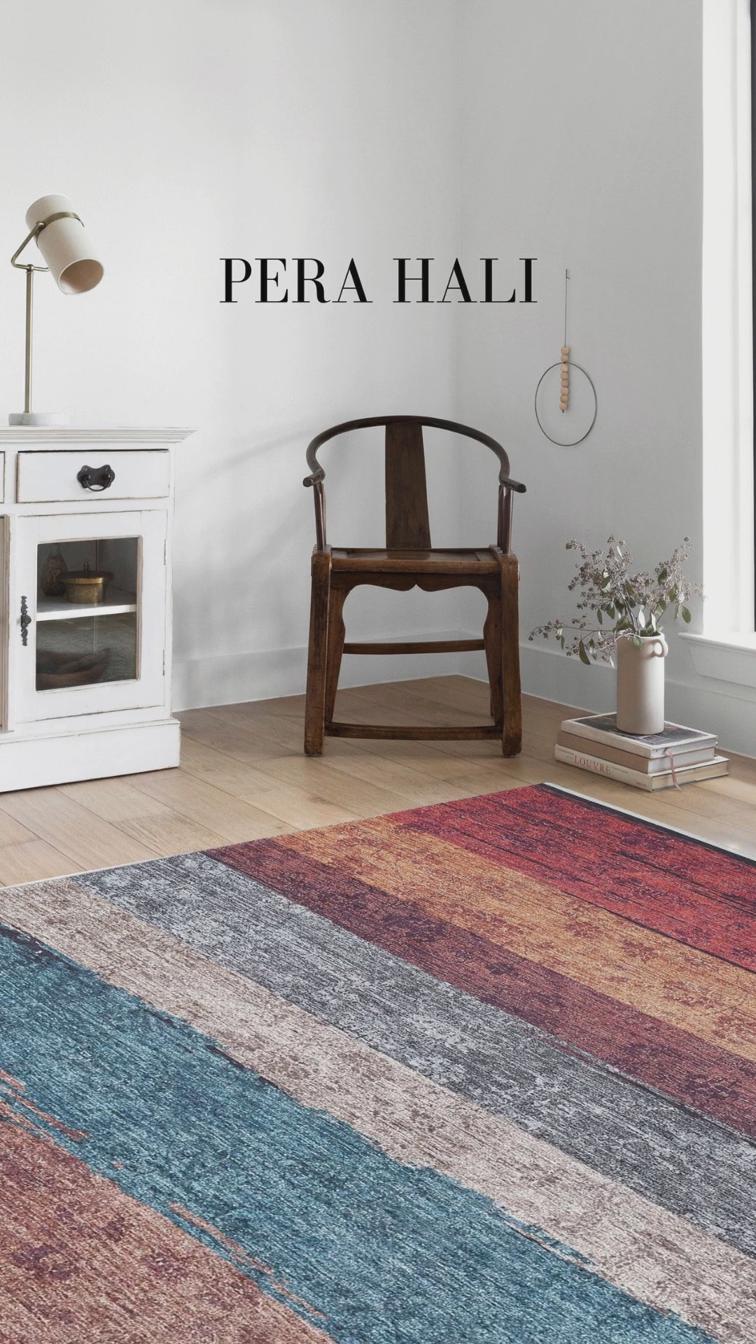 Video laden: Blassrosa, cremebeige, geometrisch gemusterter Kelim-Teppich