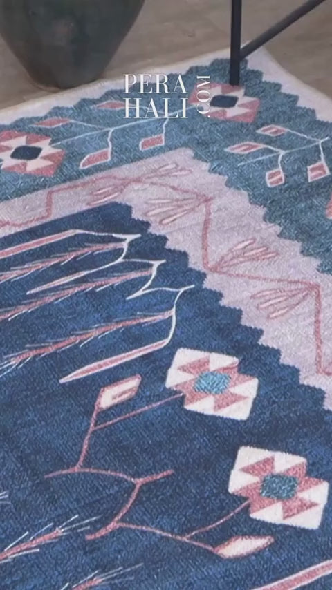 Videoyu yükle: Geometrik Botanik Desenli Lacivert ve Pudra Pembe Etnik Halı