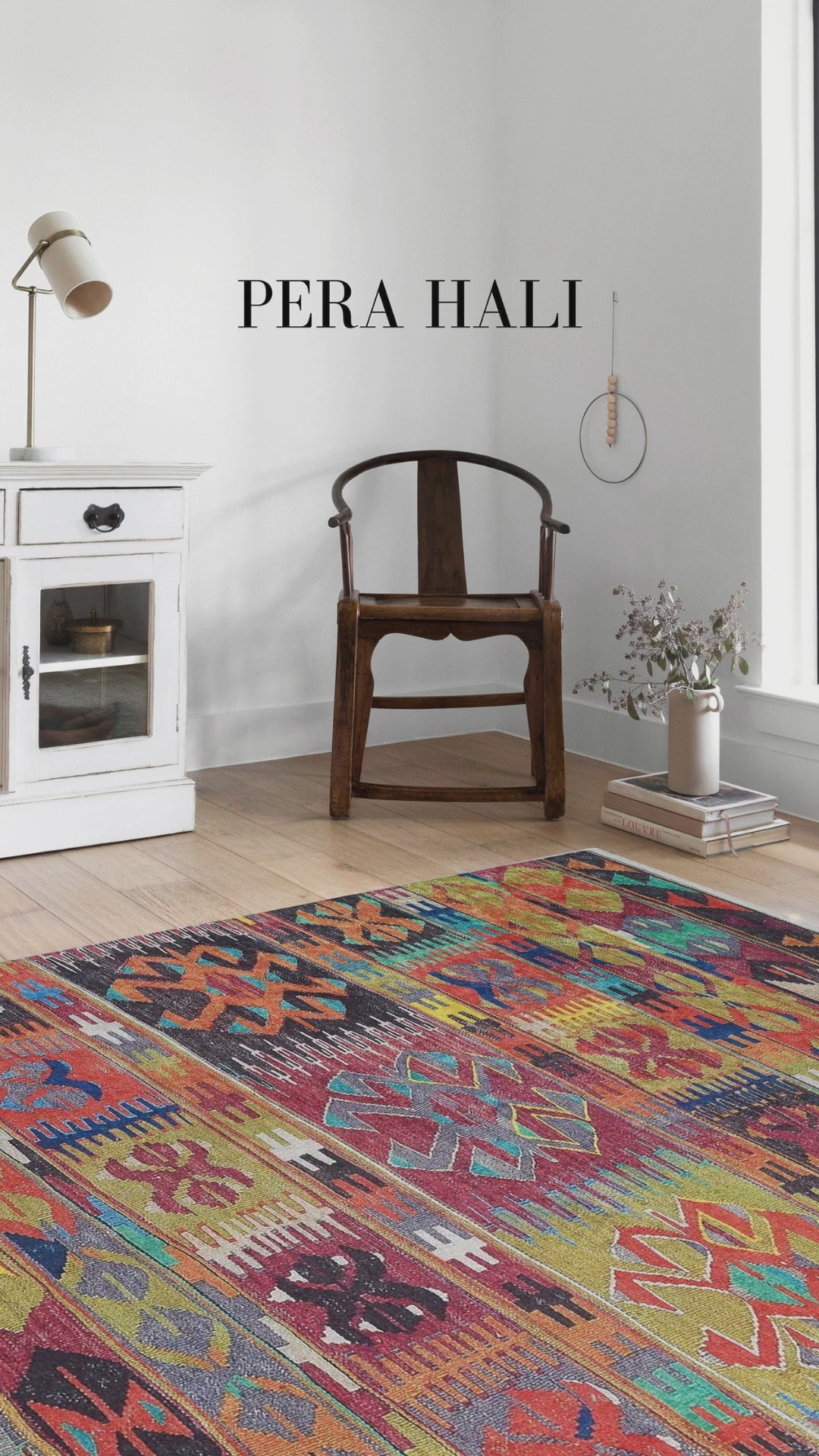 Video laden: Blassrosa, cremebeige, geometrisch gemusterter Kelim-Teppich