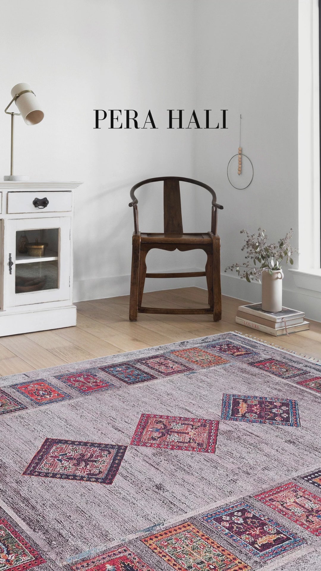 Video laden: Blassrosa, cremebeige, geometrisch gemusterter Kelim-Teppich