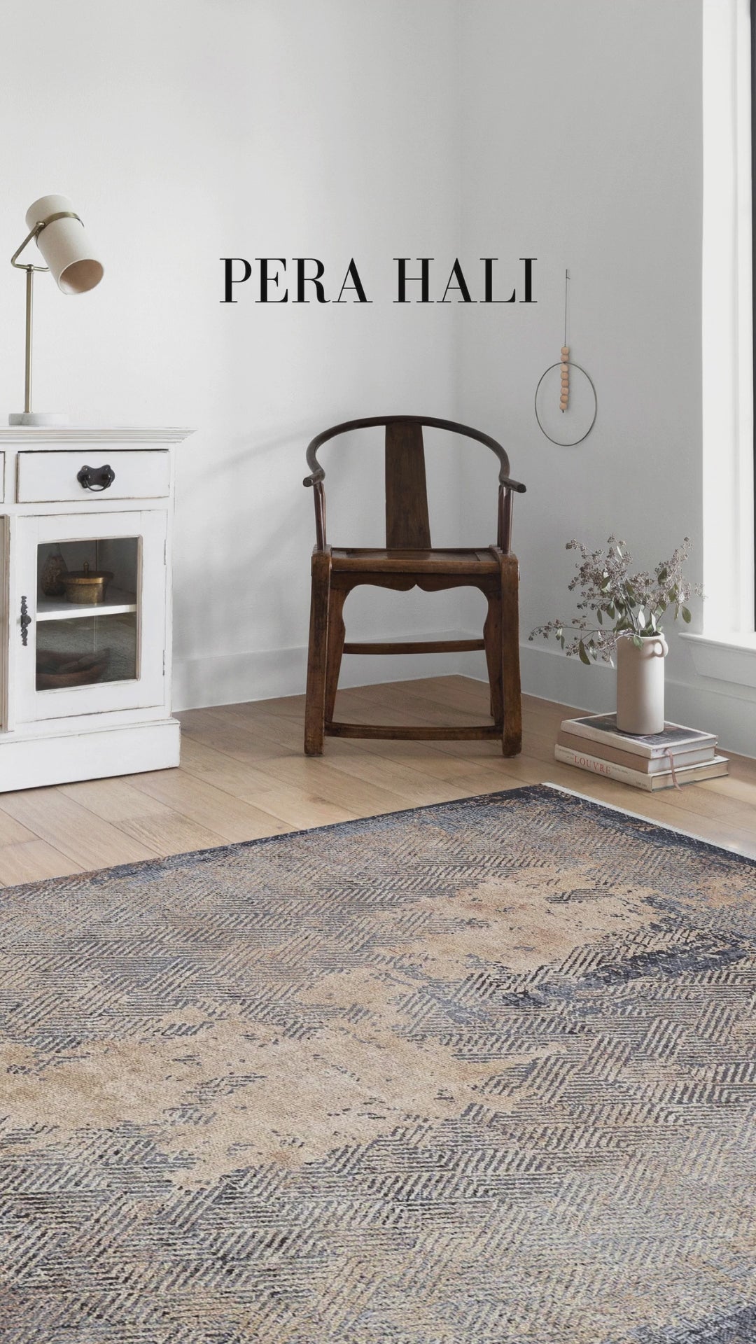 Video laden: Blassrosa, cremebeige, geometrisch gemusterter Kelim-Teppich