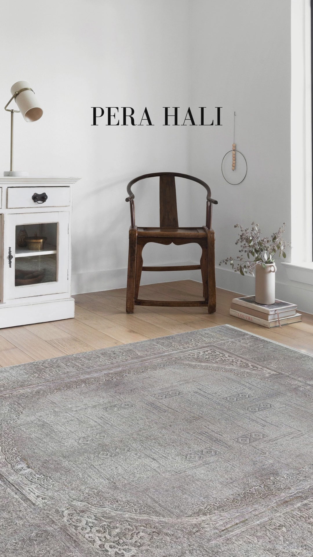 Video laden: Blassrosa, cremebeige, geometrisch gemusterter Kelim-Teppich