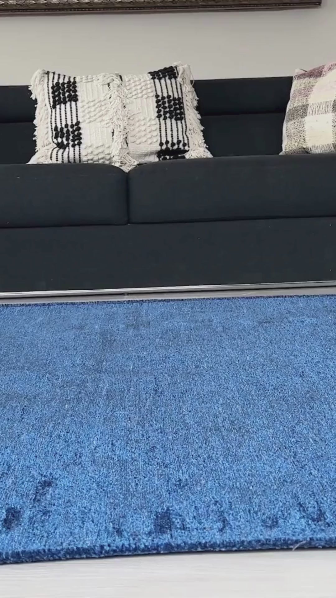 Video laden: Blauer, moderner, einfarbiger, waschbarer, antibakterieller Teppich