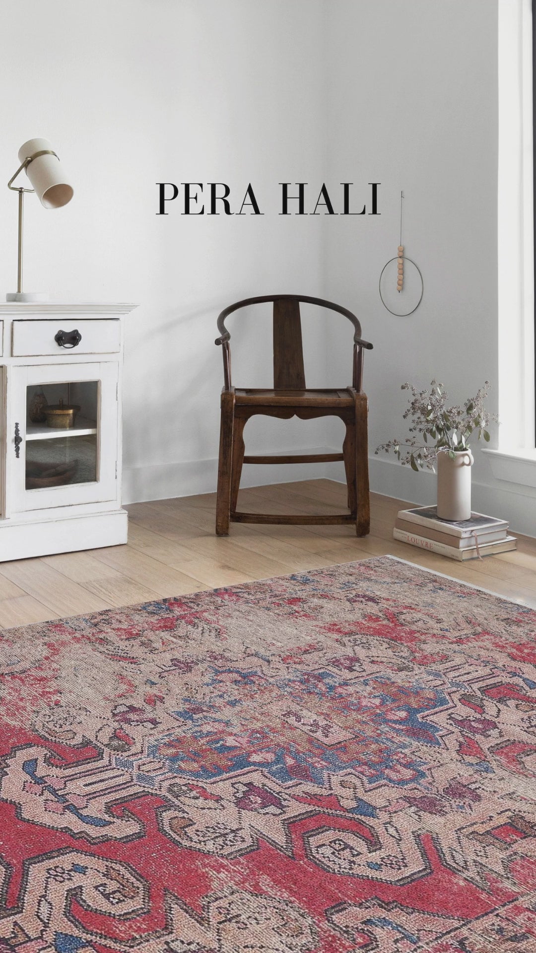 Video laden: Blassroter Orientteppich im antiken Stil