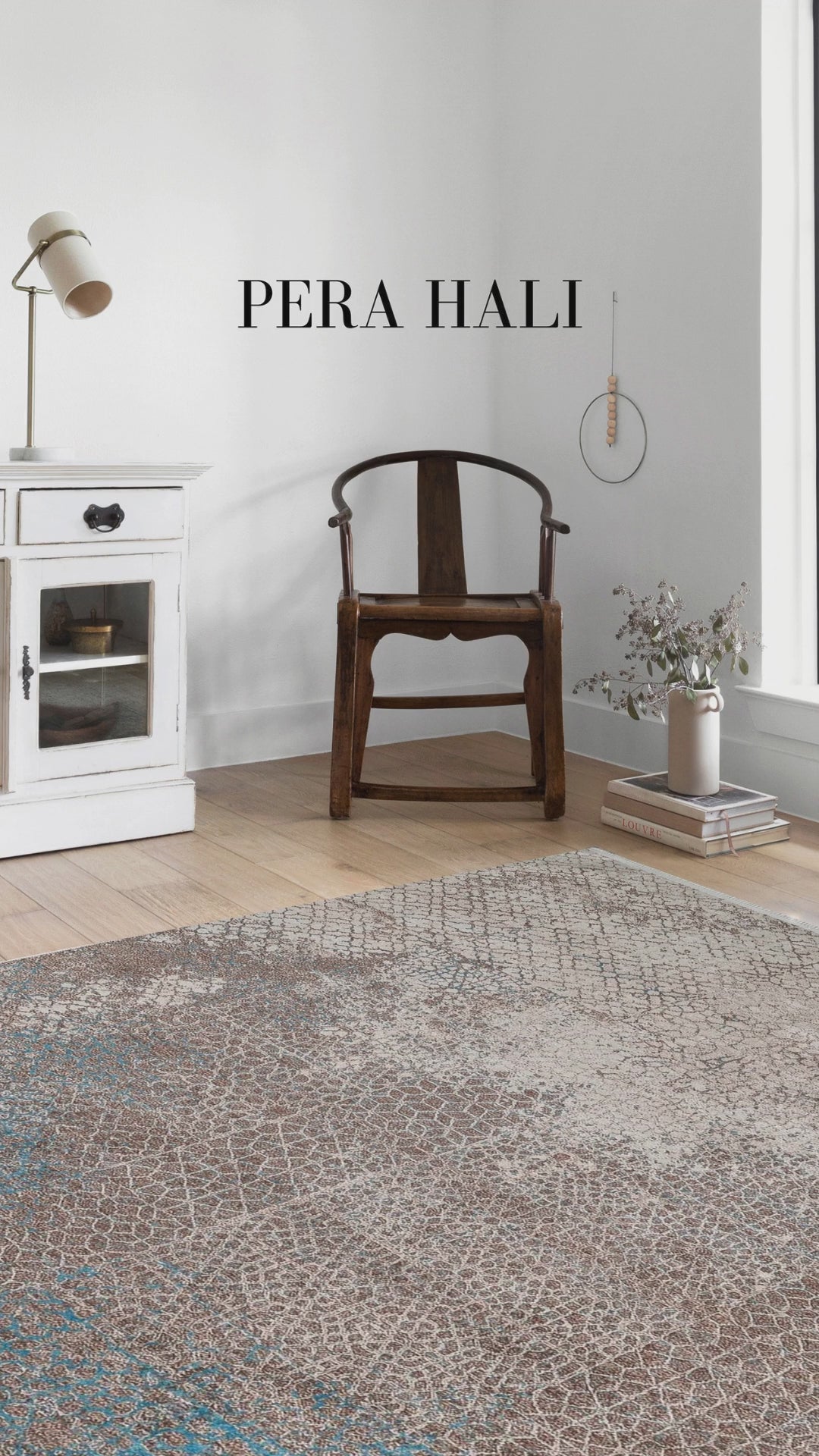 Video laden: Blassrosa, cremebeige, geometrisch gemusterter Kelim-Teppich