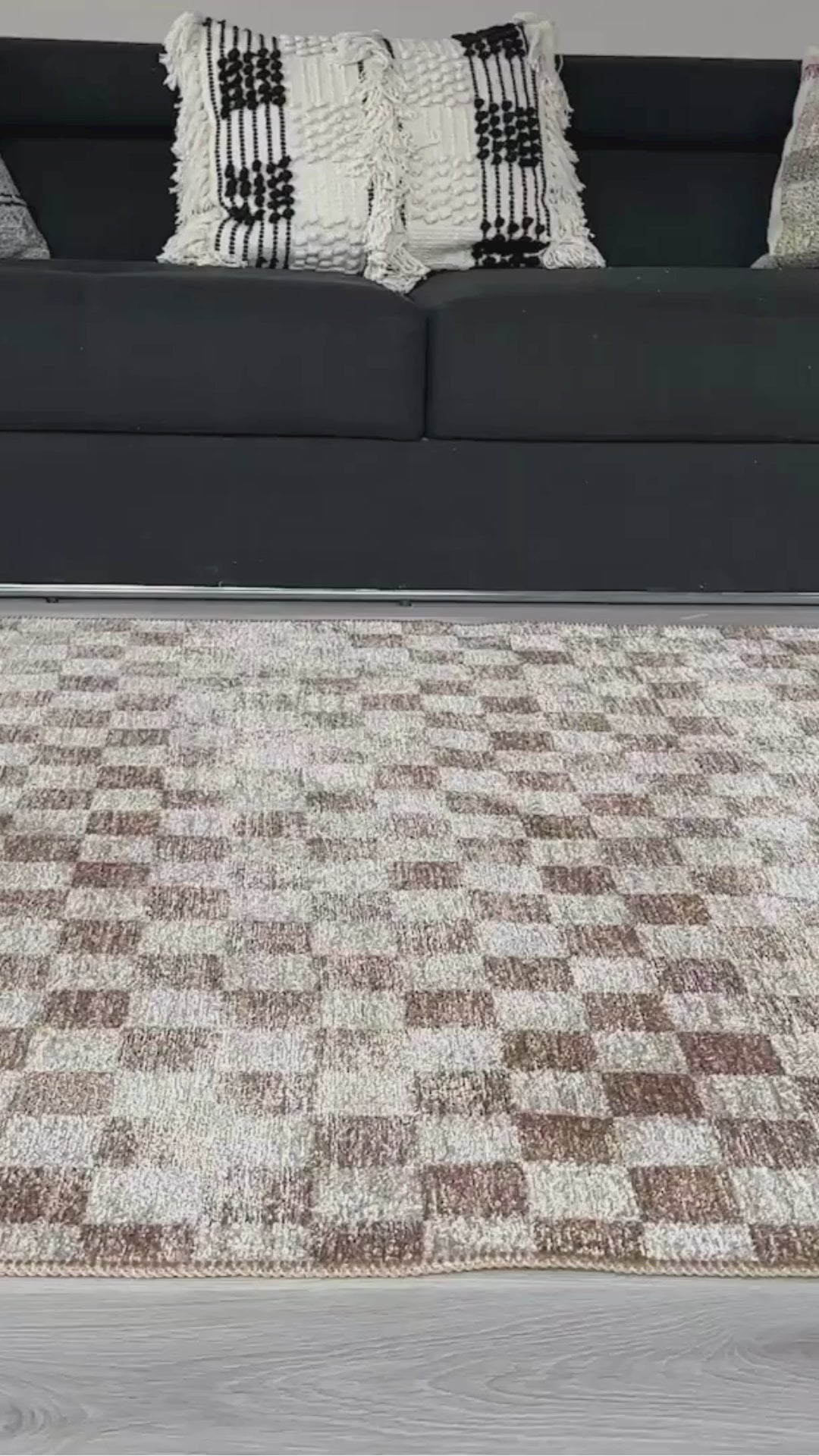 Videoyu yükle: Bej Beyaz Modern Geometrik Dama Desenli Yıkanabilir Halı