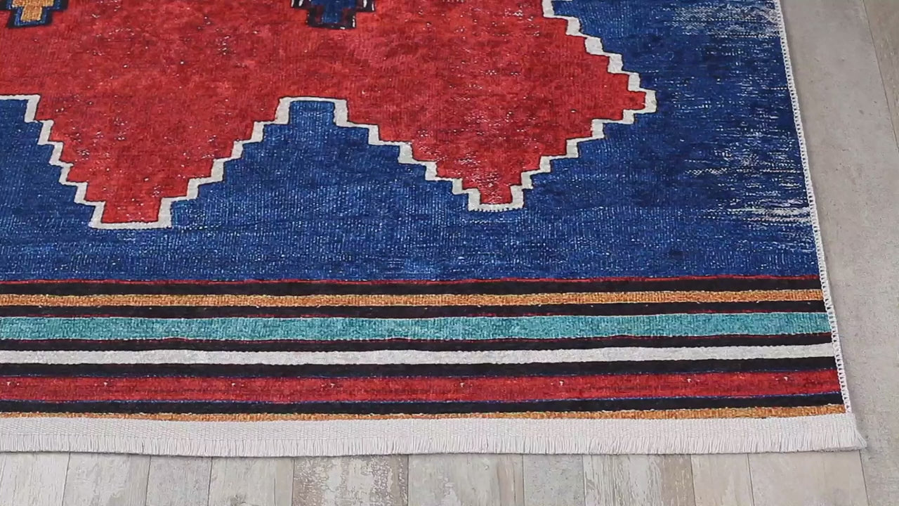 Video laden: Rot-Blauer, geometrisch gemusterter, flach gewebter Kelim-Teppich