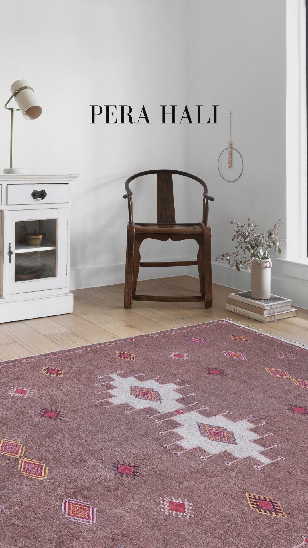 Video laden: Blassrosa, cremebeige, geometrisch gemusterter Kelim-Teppich