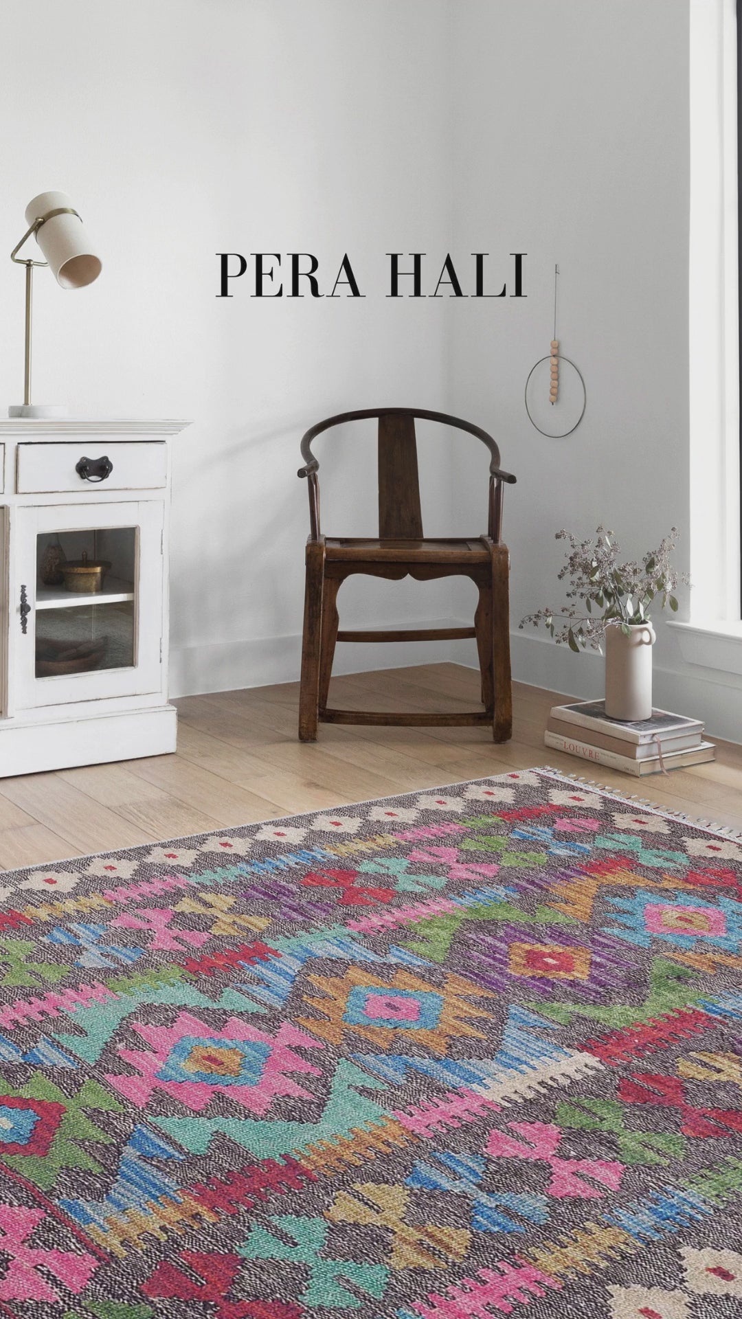 Video laden: Blassrosa, cremebeige, geometrisch gemusterter Kelim-Teppich