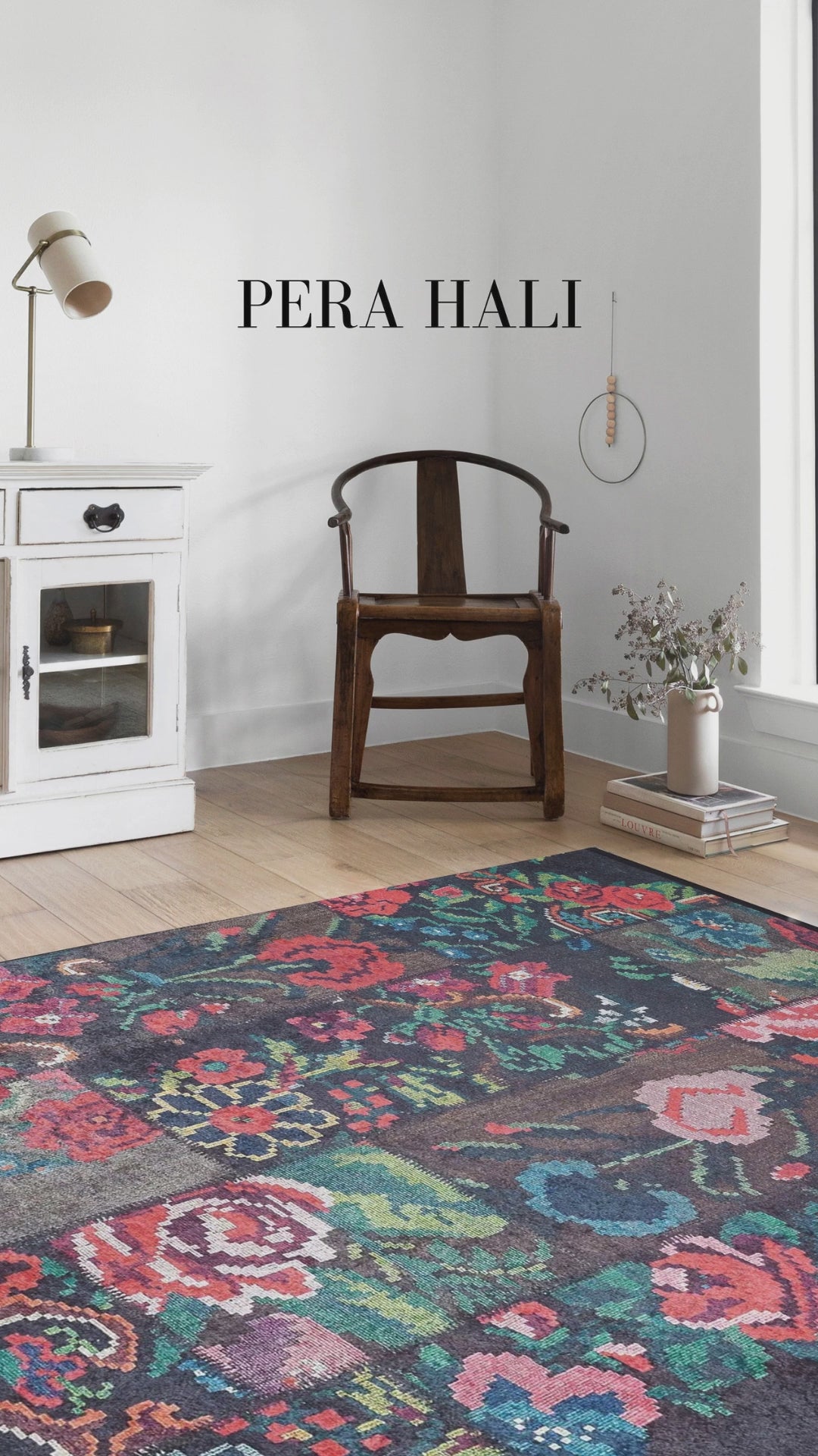 Videoyu yükle: Koyu Siyah Zemin Çiçekli Patchwork Görünümlü Halı