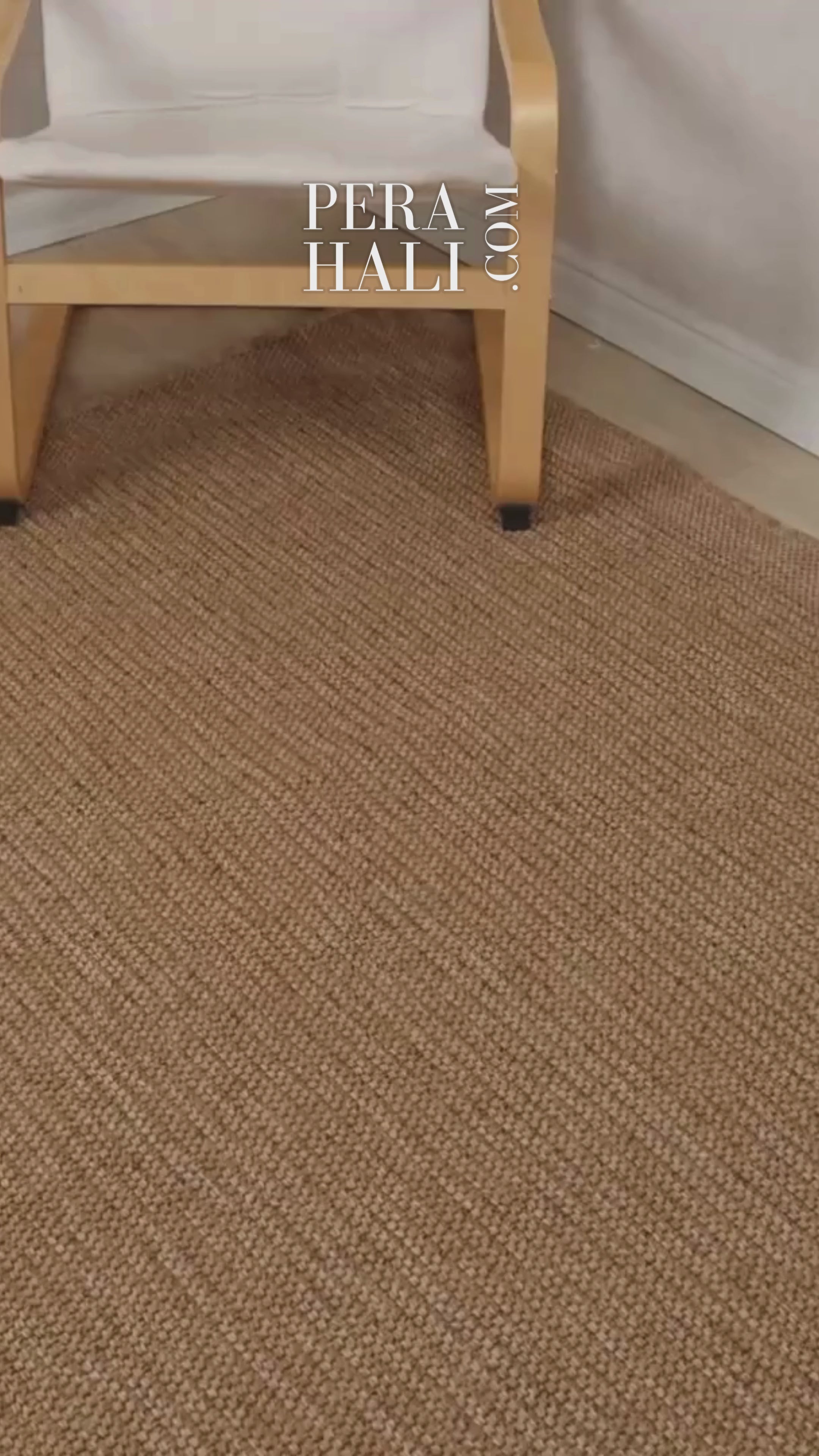 Video laden: Einfarbiger Teppich in Beige- und Kaffeetönen mit Korbgeflecht-Optik