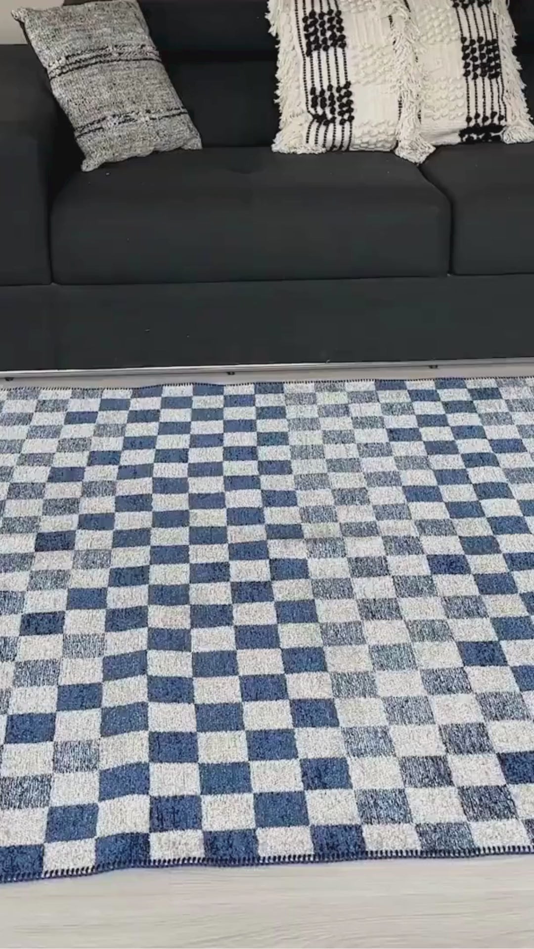 Video laden: Waschbarer Teppich mit modernem, geometrischem Schachbrettmuster in Blau und Weiß