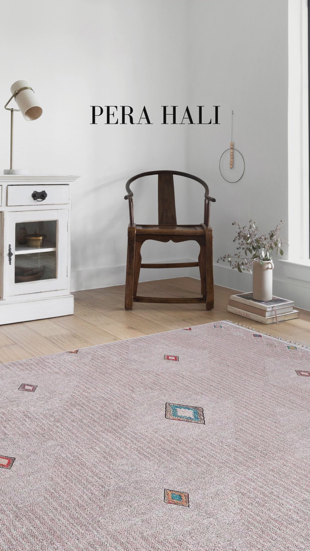 Video laden: Blassrosa, cremebeige, geometrisch gemusterter Kelim-Teppich