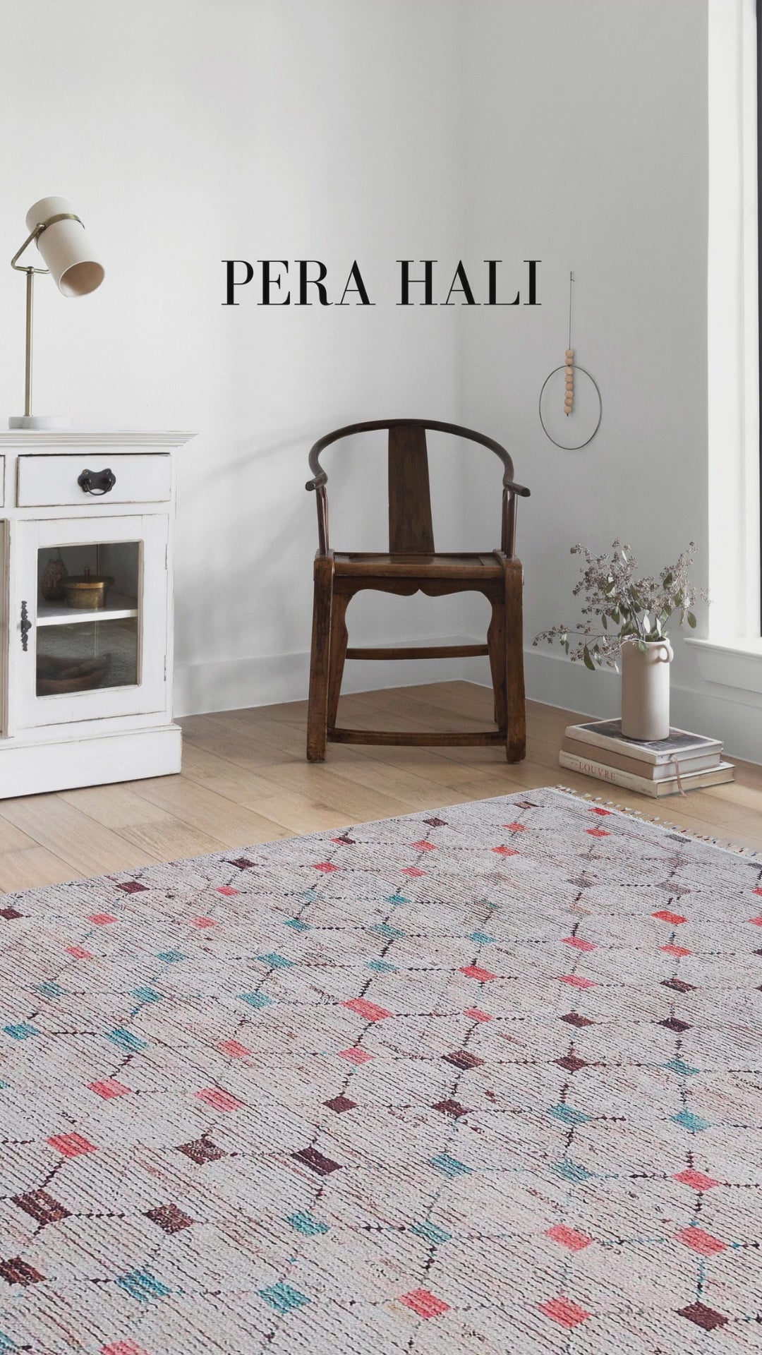 Video laden: Blassrosa, cremebeige, geometrisch gemusterter Kelim-Teppich