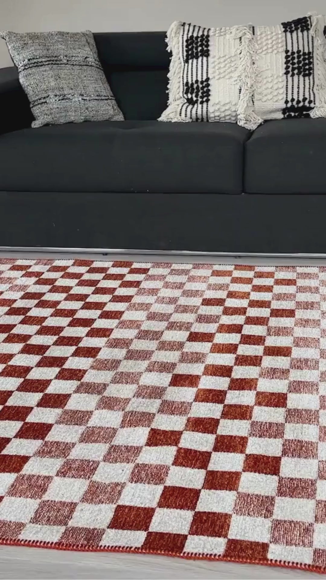 Video laden: Waschbarer Teppich mit modernem, geometrischem Schachbrettmuster in Orange und Weiß