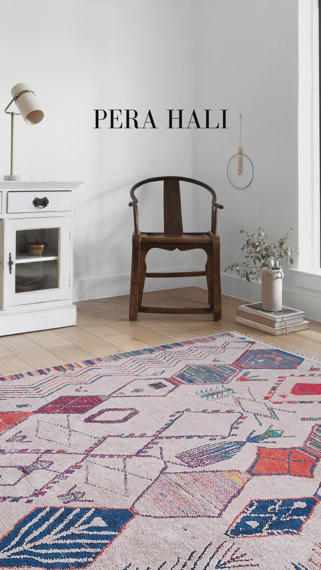 Video laden: Blassrosa, cremebeige, geometrisch gemusterter Kelim-Teppich