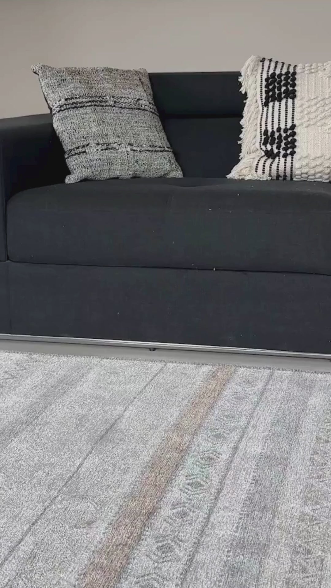 Video laden: Grauer, schwarzer, weißer und beiger moderner skandinavischer waschbarer Teppich