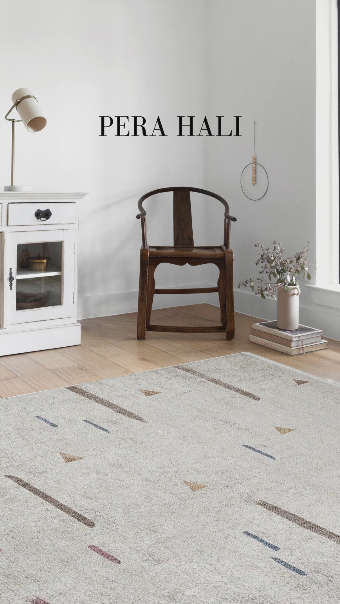 Video laden: Weißer, cremefarbener Teppich mit antikem geometrischem Muster