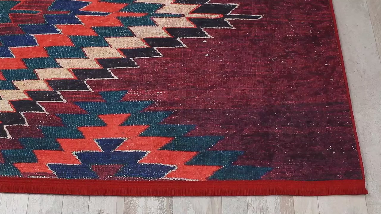 Video laden: Dunkelroter anatolischer Kelim-Teppich mit geometrischem Muster