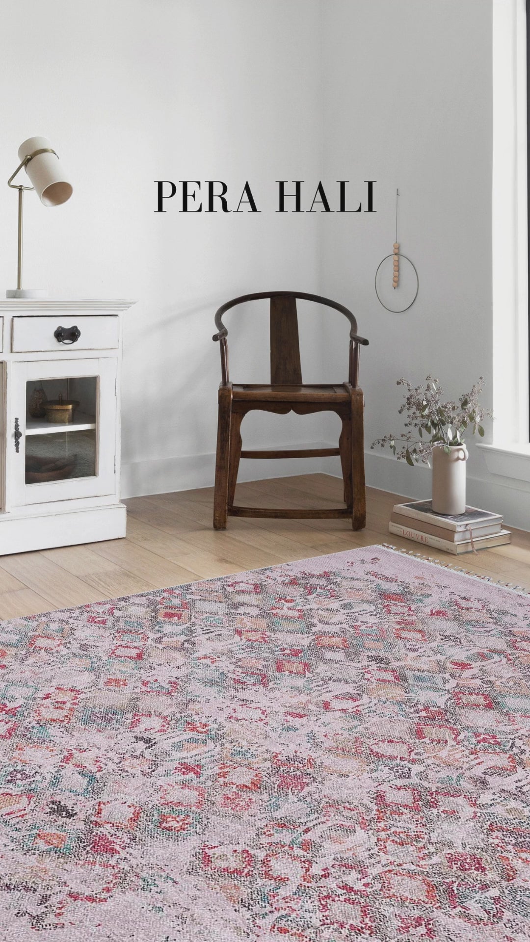 Video laden: Blassrosa, cremebeige, geometrisch gemusterter Kelim-Teppich