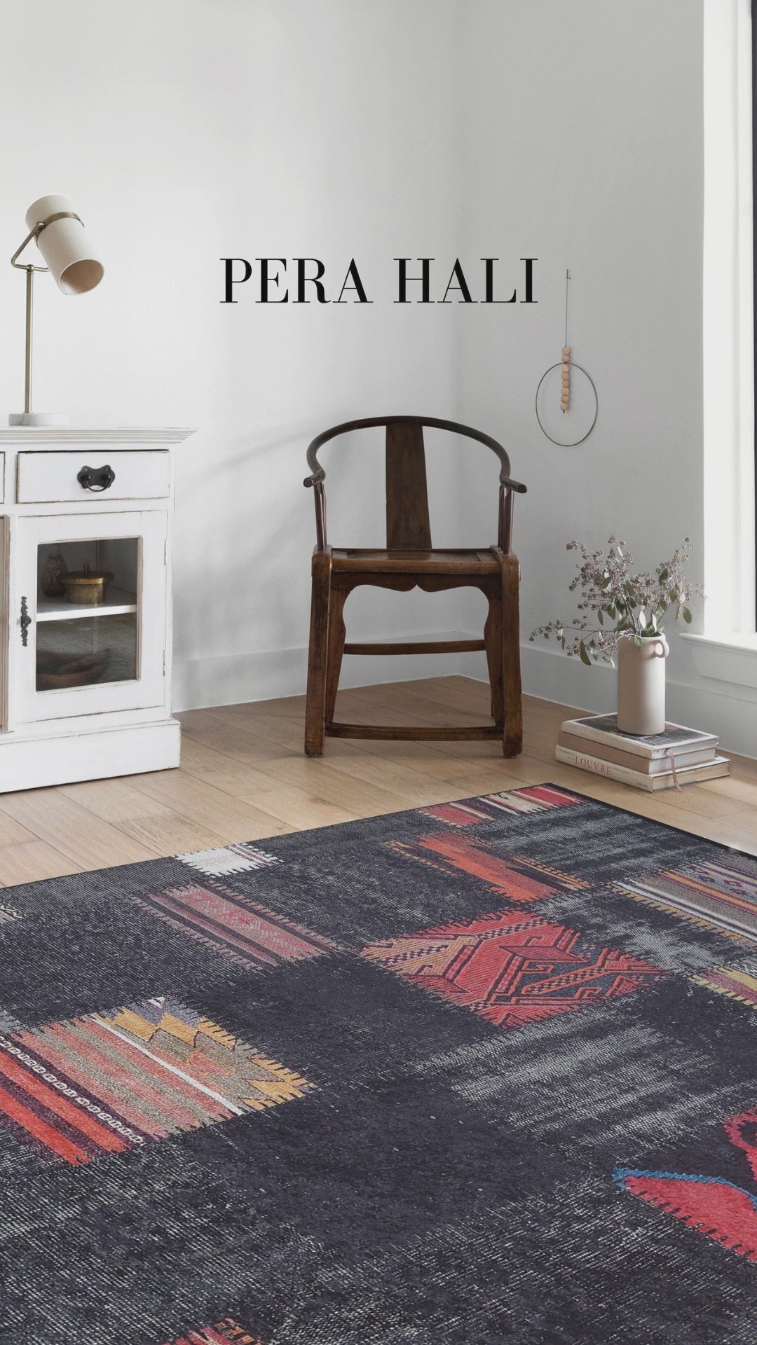 Video laden: Blassrosa, cremebeige, geometrisch gemusterter Kelim-Teppich