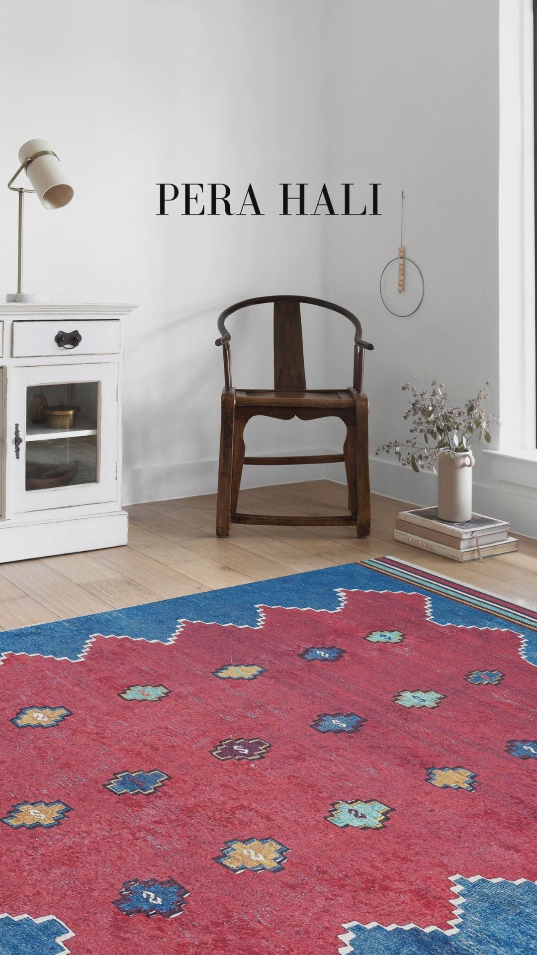 Video laden: Rot-Blauer, geometrisch gemusterter, flach gewebter Kelim-Teppich