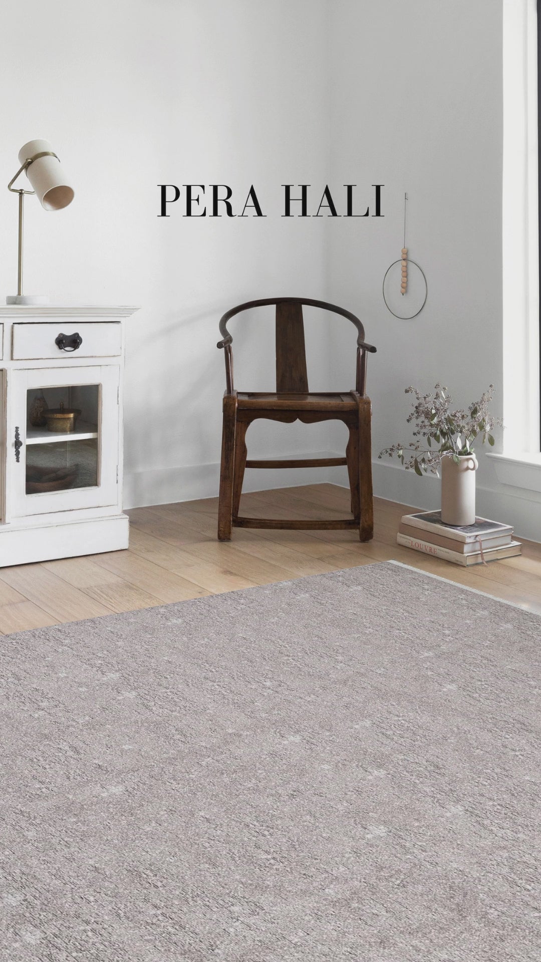 Video laden: Blassrosa, cremebeige, geometrisch gemusterter Kelim-Teppich