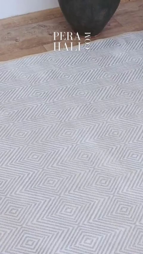 Videoyu yükle: Modern Geometrik Elmas Desenli Açık Gri ve Beyaz Minimalist Halı - AR864CC
