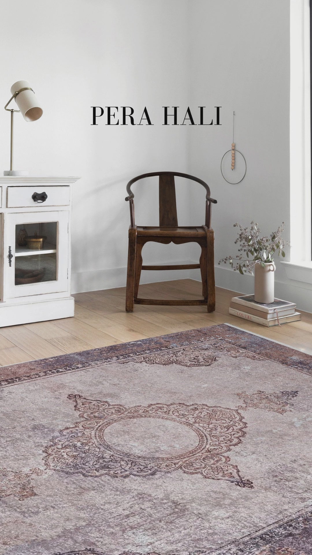 Video laden: Blassrosa, cremebeige, geometrisch gemusterter Kelim-Teppich