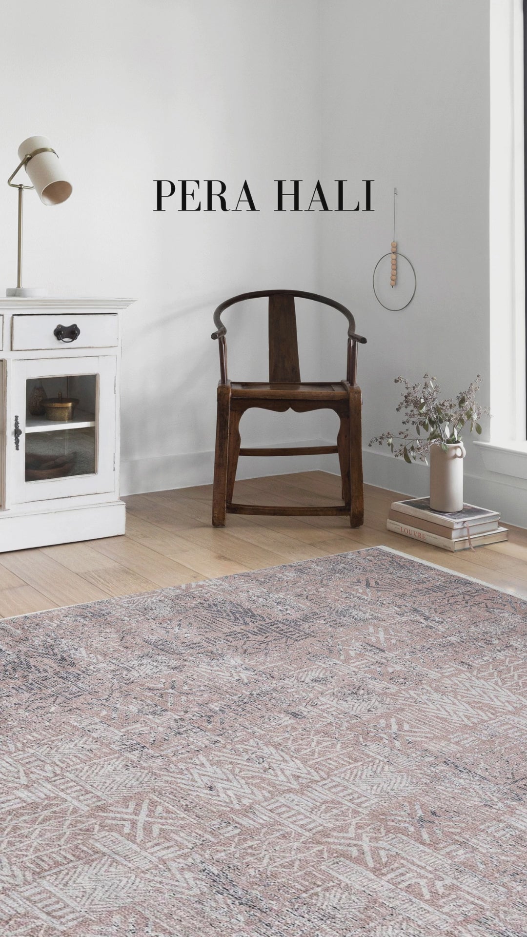 Video laden: Blassrosa, cremebeige, geometrisch gemusterter Kelim-Teppich