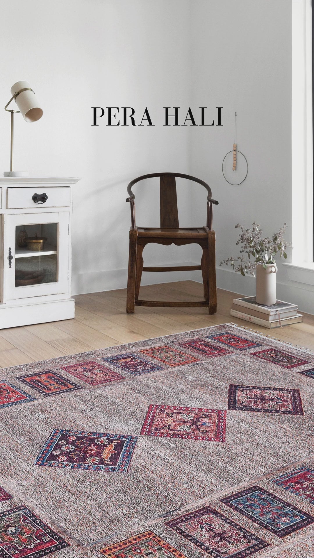 Video laden: Blassrosa, cremebeige, geometrisch gemusterter Kelim-Teppich