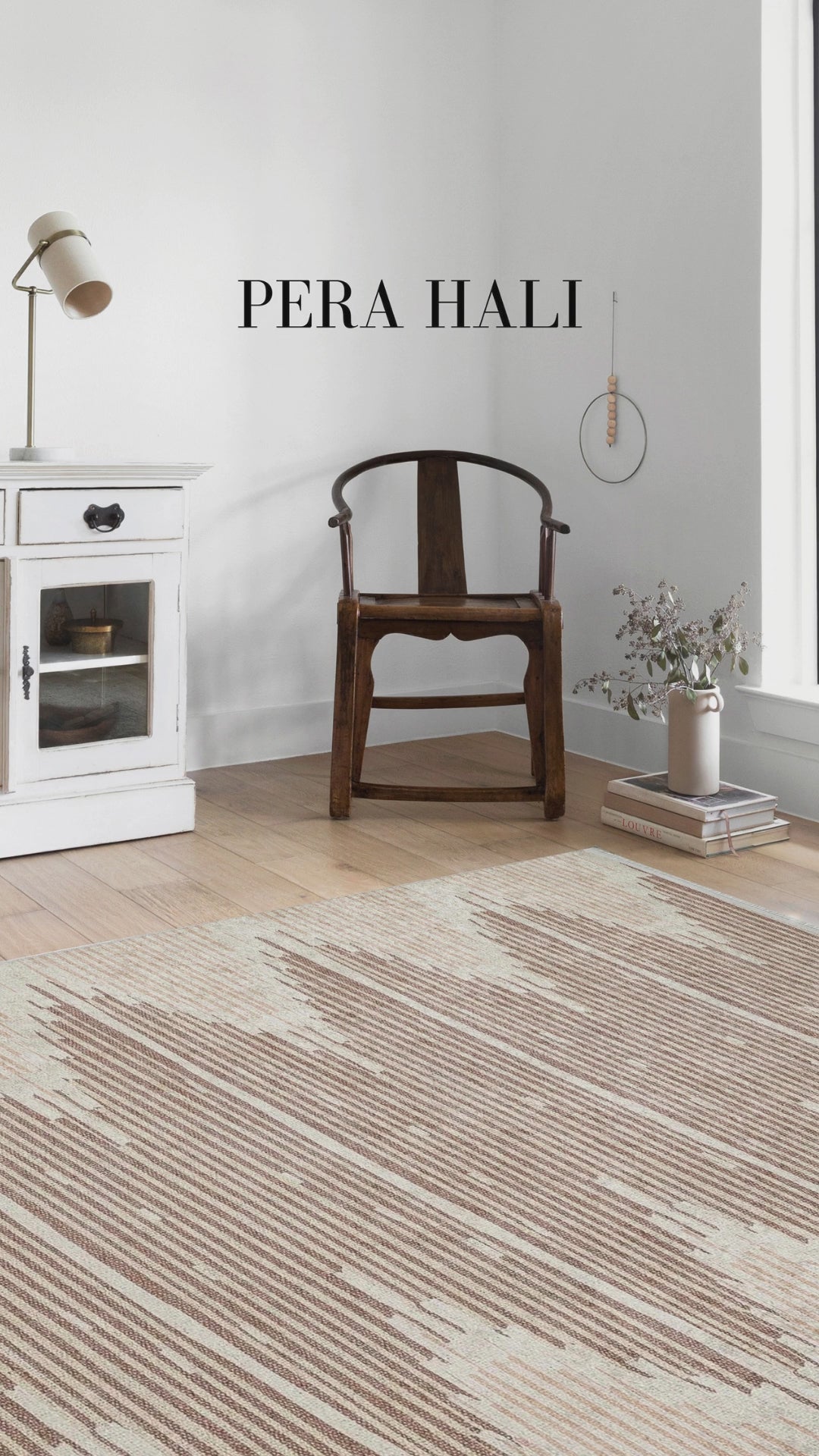 Video laden: Blassrosa, cremebeige, geometrisch gemusterter Kelim-Teppich