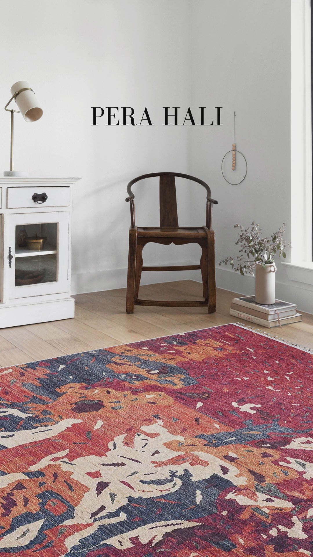 Video laden: Moderner Teppich mit abstraktem Muster in Rot, Beige, Blau und Orange