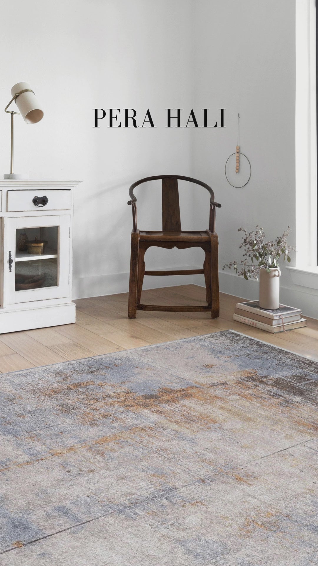 Video laden: Blassrosa, cremebeige, geometrisch gemusterter Kelim-Teppich