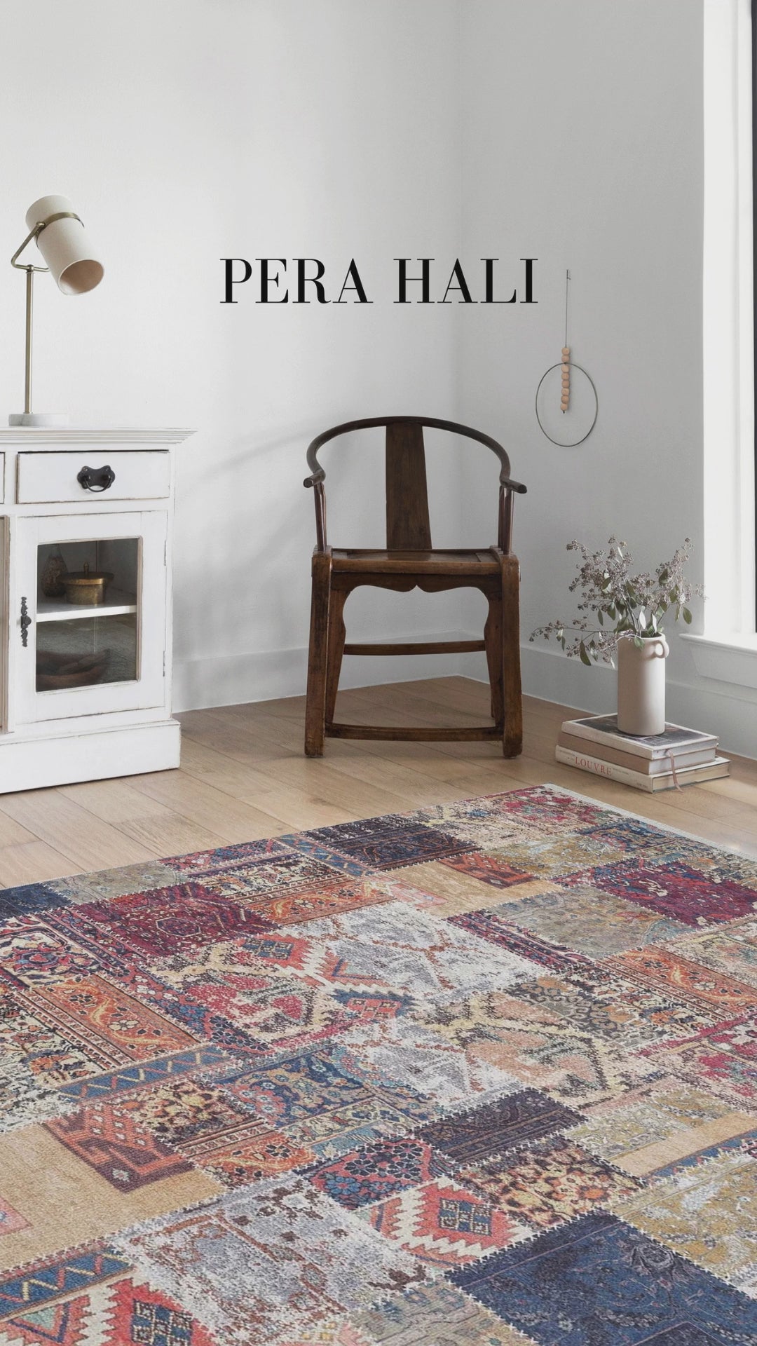 Video laden: Blassrosa, cremebeige, geometrisch gemusterter Kelim-Teppich