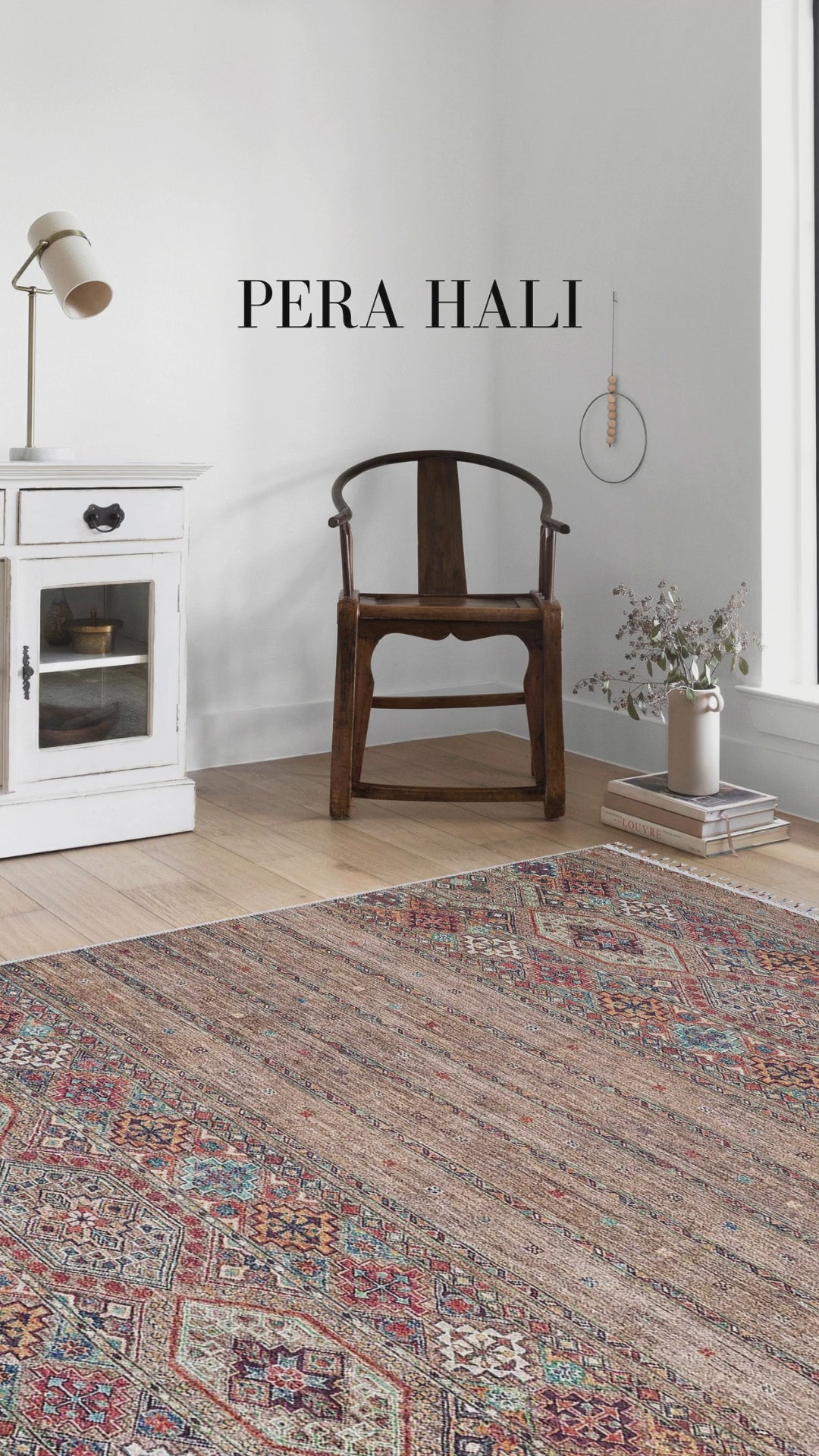 Video laden: Braun-beiger Kelim-Teppich mit geometrischem Muster im anatolischen Stil