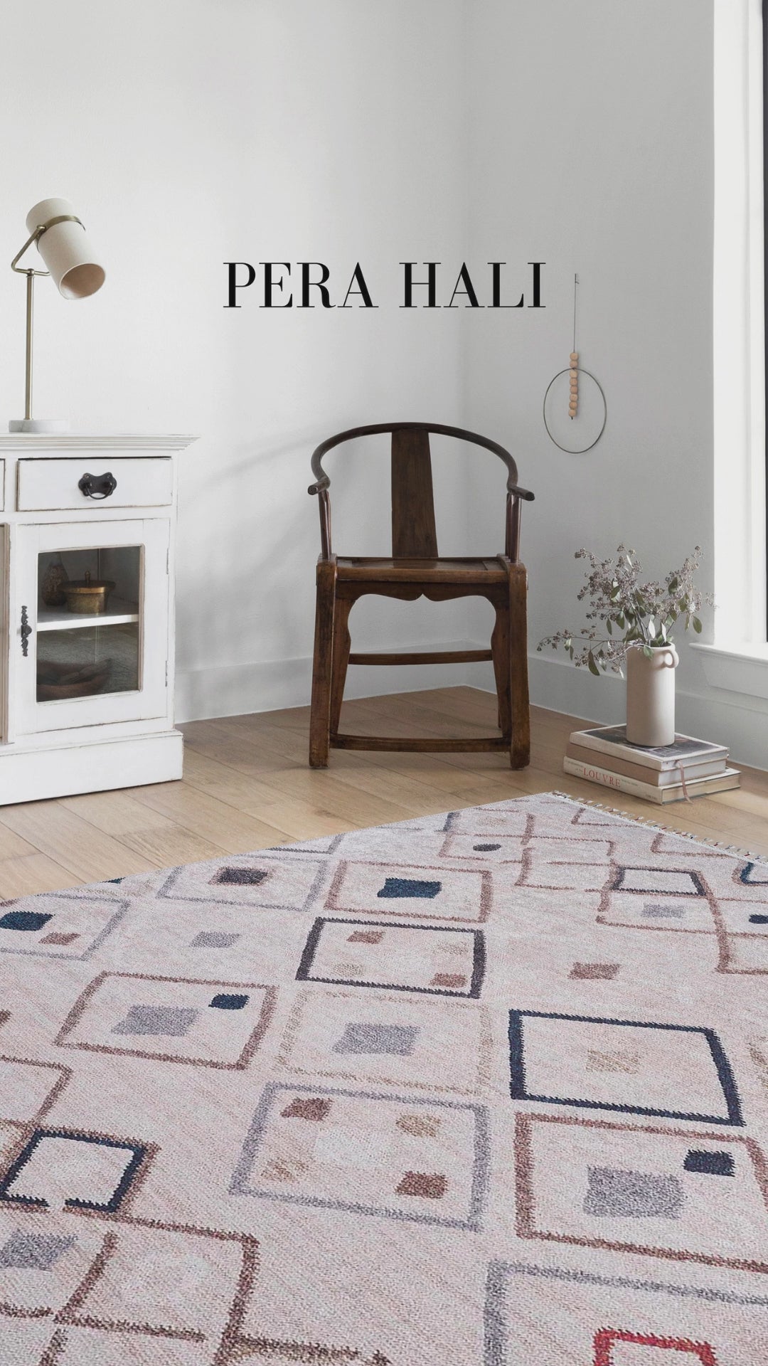 Video laden: Blassrosa, cremebeige, geometrisch gemusterter Kelim-Teppich