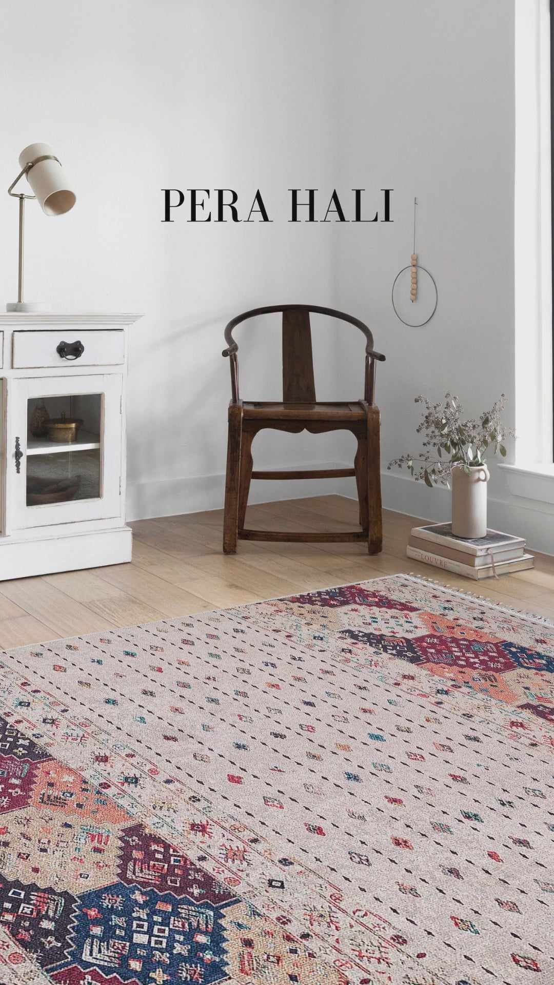 Video laden: Blassrosa, cremebeige, geometrisch gemusterter Kelim-Teppich