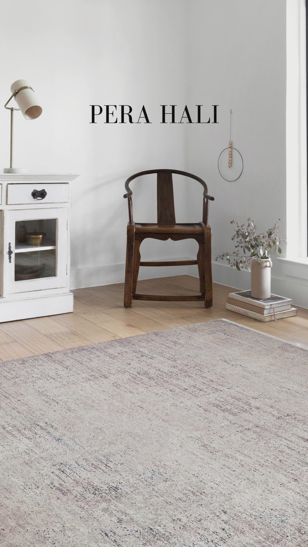 Video laden: Blassrosa, cremebeige, geometrisch gemusterter Kelim-Teppich