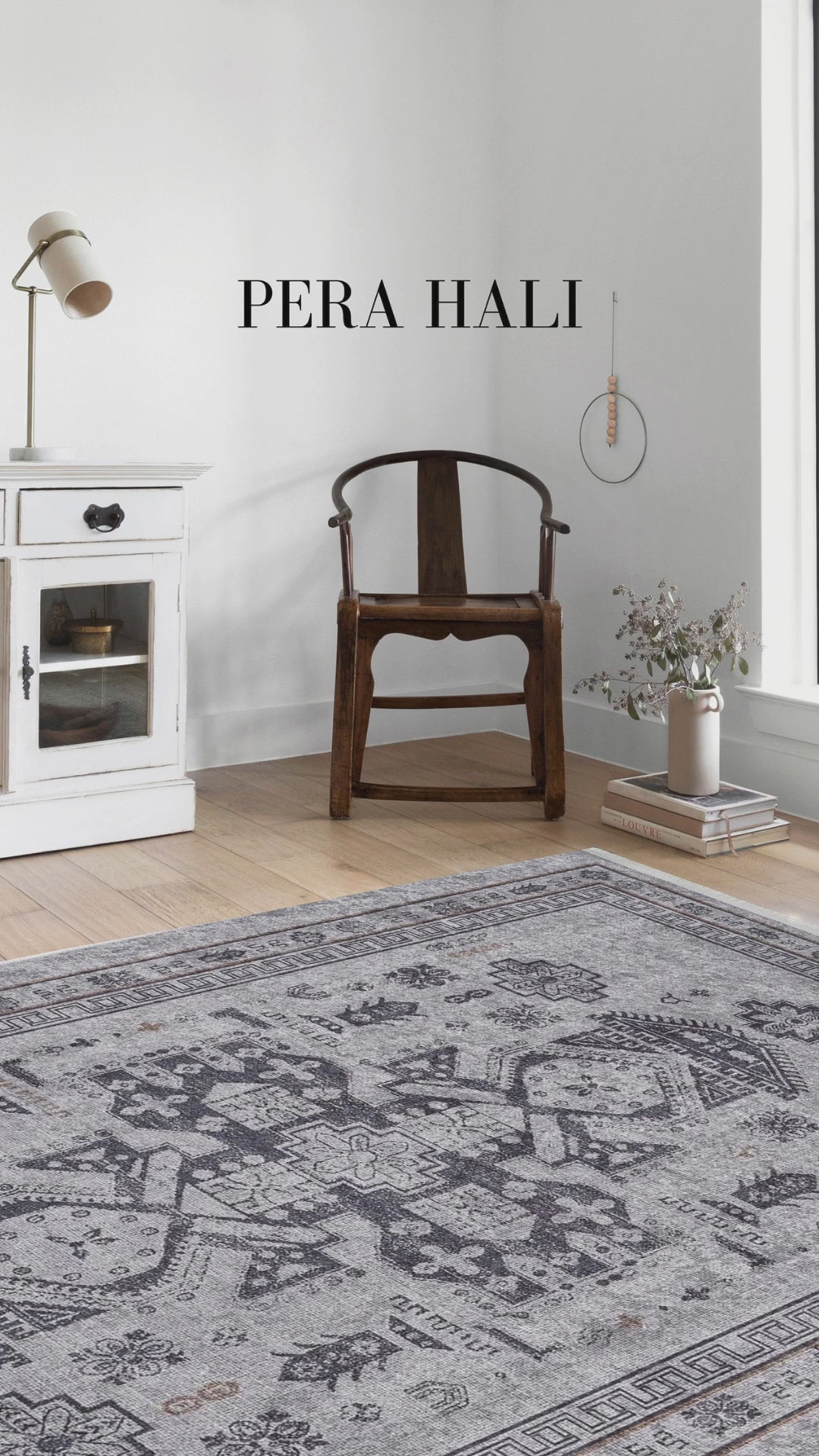 Video laden: Hellgrauer geometrischer orientalischer Medaillon-Teppich