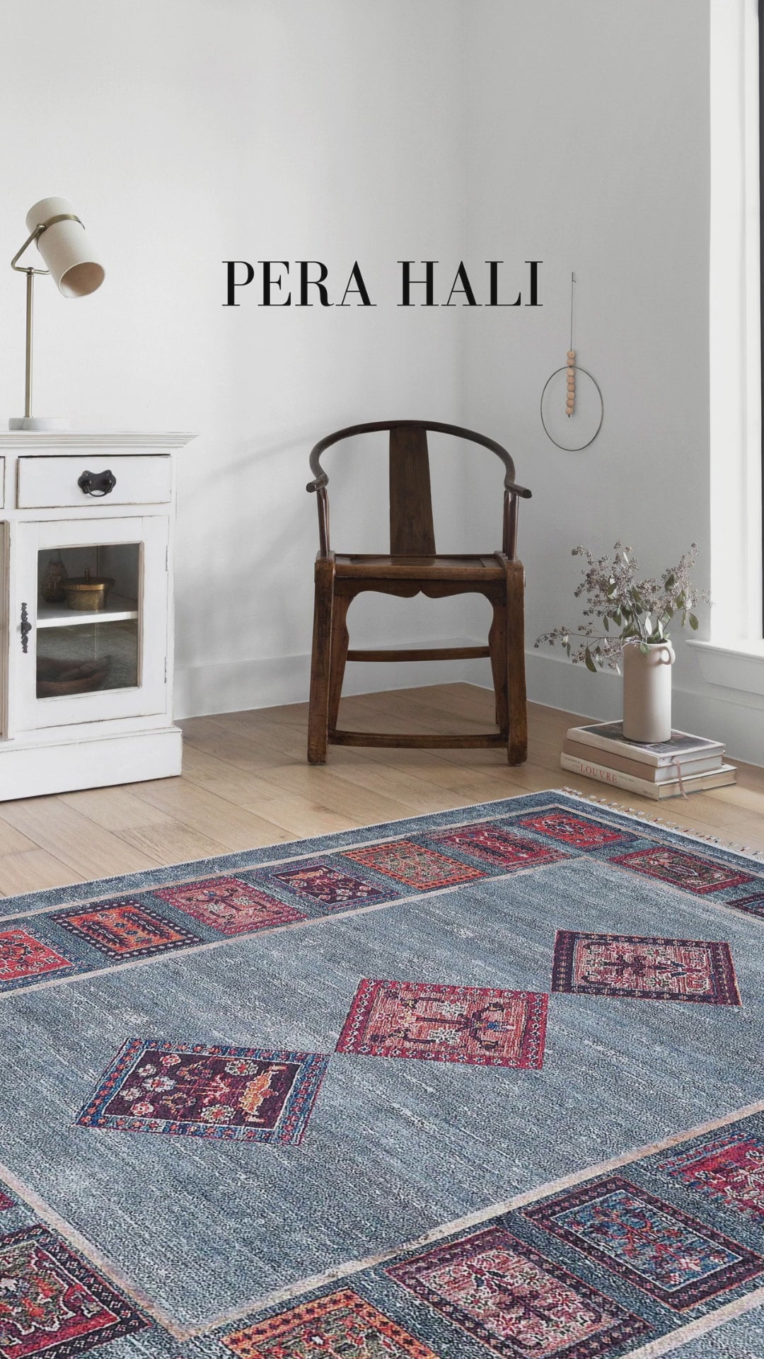 Video laden: Blassrosa, cremebeige, geometrisch gemusterter Kelim-Teppich