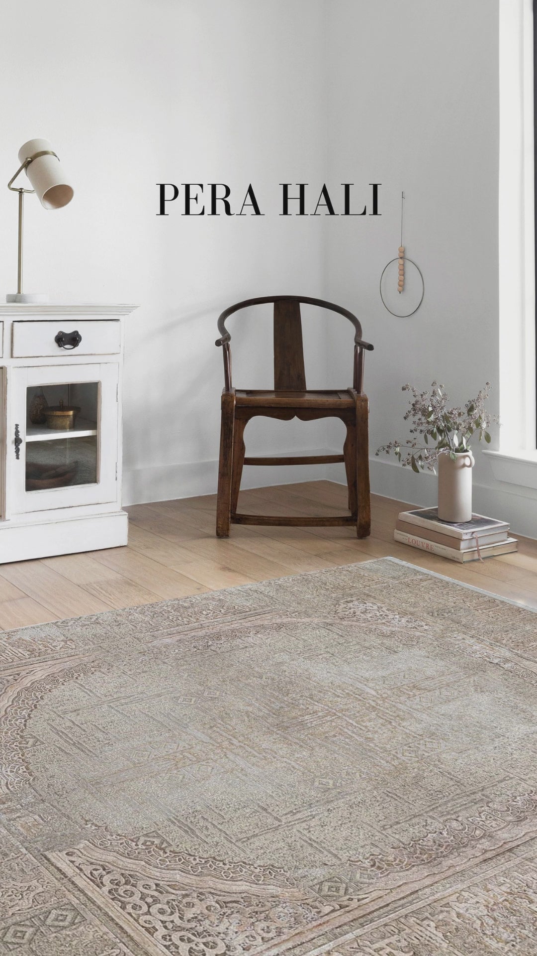 Video laden: Blassrosa, cremebeige, geometrisch gemusterter Kelim-Teppich