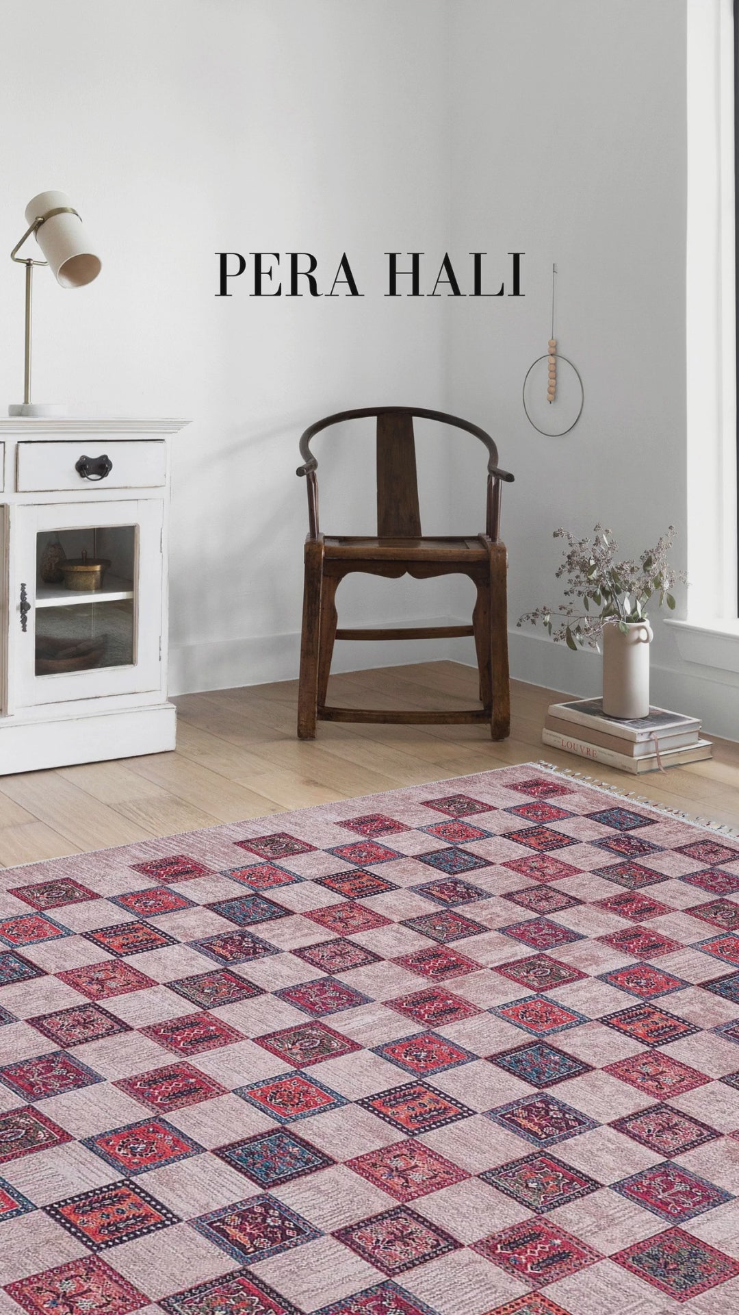 Video laden: Blassrosa, cremebeige, geometrisch gemusterter Kelim-Teppich